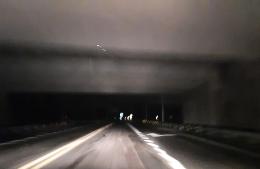 Peligro en la bajada de la autopista; sin luz y con las banquinas descuidadas