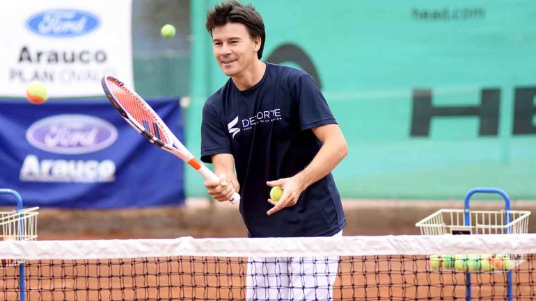 El miércoles 9 de agosto, a partir de las 9 horas, tendrá lugar Nuestro Tenis “Campus con tu ídolo”, un programa de la Secretaría de Deportes, Educación Física y Recreación de la Nación y la Asociación Argentina de Tenis (AAT) a cargo de Guillermo Coria en el Club de Tenis de Pergamino.