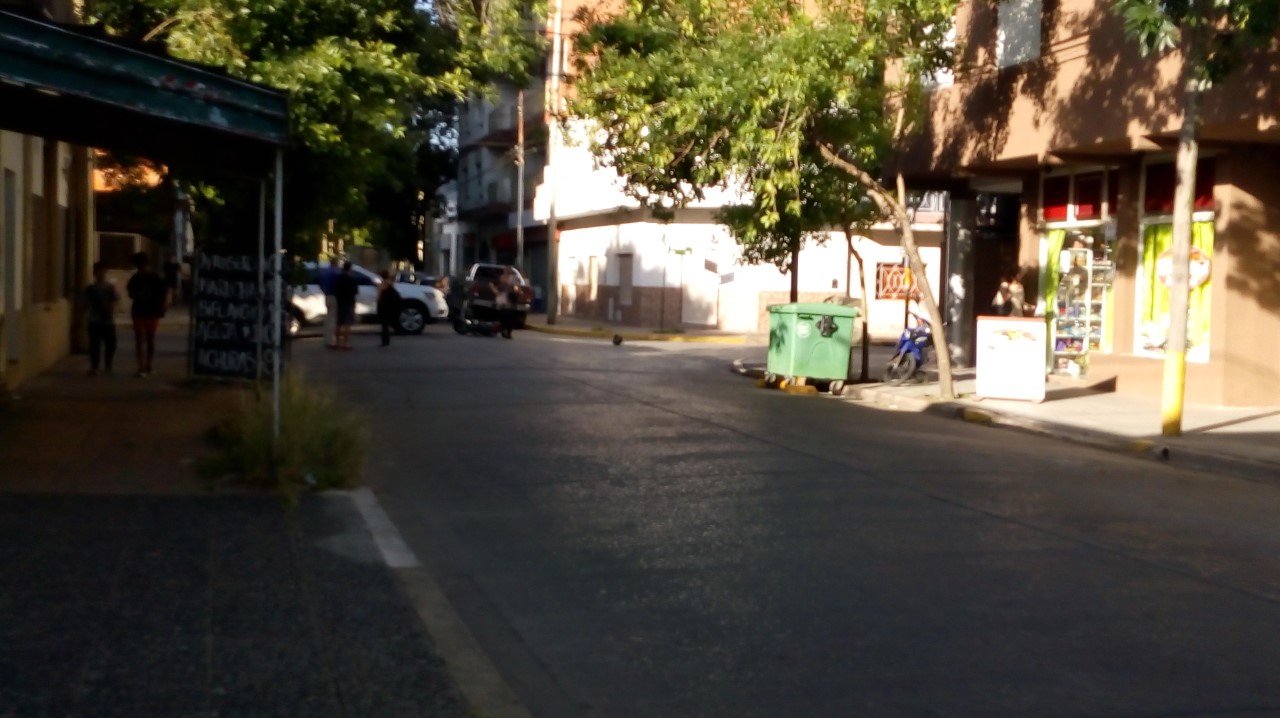 Un accidente de tránsito colapsó el centro de la ciudad en hora pico. El operativo policial cortó cuatro cuadras a la redonda, generando un caos en el tránsito y provocando largas colas de autos.