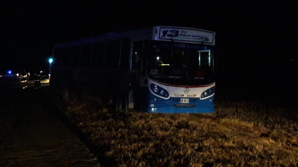Personal del hospital y bomberos voluntarios salieron en las últimas horas hacia la Ruta Provincial 32 y despertaron la alarma de los vecinos de Salto. En ese momento, la ciudad comenzó a escuchar diversos rumores sobre un accidente que involucraba a un micro con destino a Rosario.