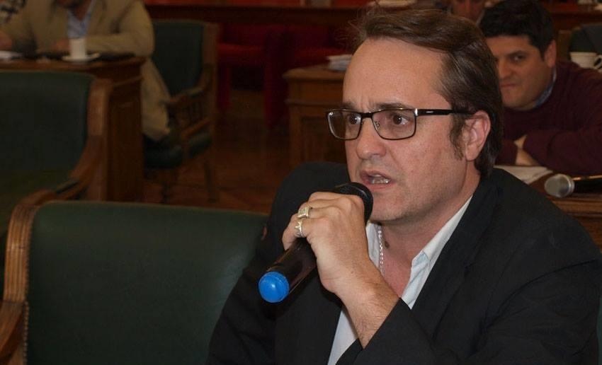 La decisión de Javier Martínez de no colaborar con el dinero para los micros de “Jóvenes y Memoria” provocó la intervención del Concejo Deliberante. En defensa de eso, el edil Cristian Settembrini remarcó que el problema no es económico sino “ideológico” y una vez más aprovechó para remarcar las penurias sociales que crecieron en los últimos años.