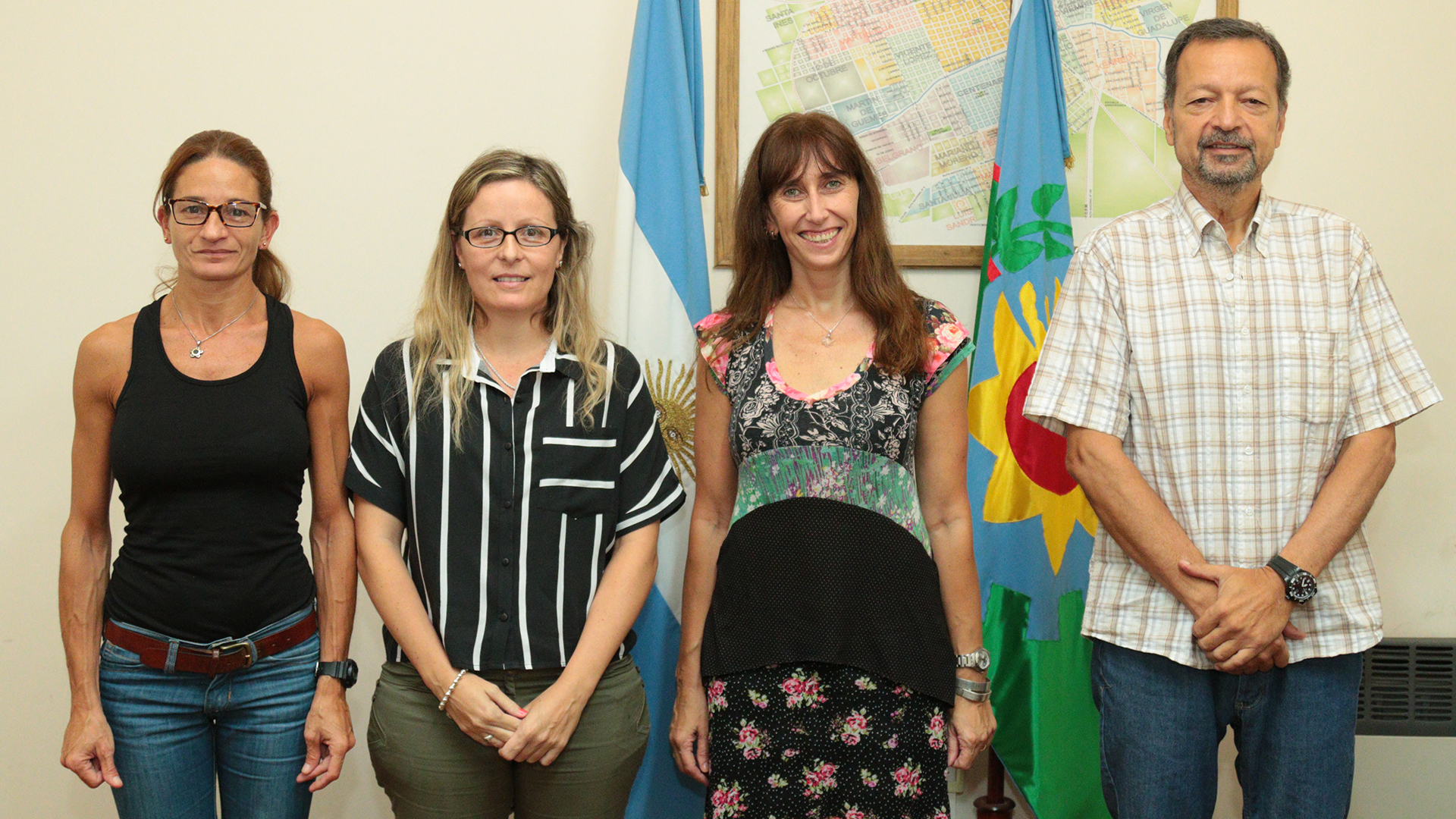 Este lunes en la sede de la Secretaría de Producción, el titular del área Sergio Pizarro, junto a la directora de Desarrollo Territorial de la Unnoba Luciana Elustondo, presentaron el Programa AgroEmprende del Ministerio de Agroindustria que, conjuntamente con el Ministerio de Producción, provee el entorno propicio para la detección de oportunidades, el acompañamiento en la formulación de negocios y el acceso a recursos para la puesta en marcha o fortalecimiento de emprendimientos agroindustriales de los jóvenes rurales.