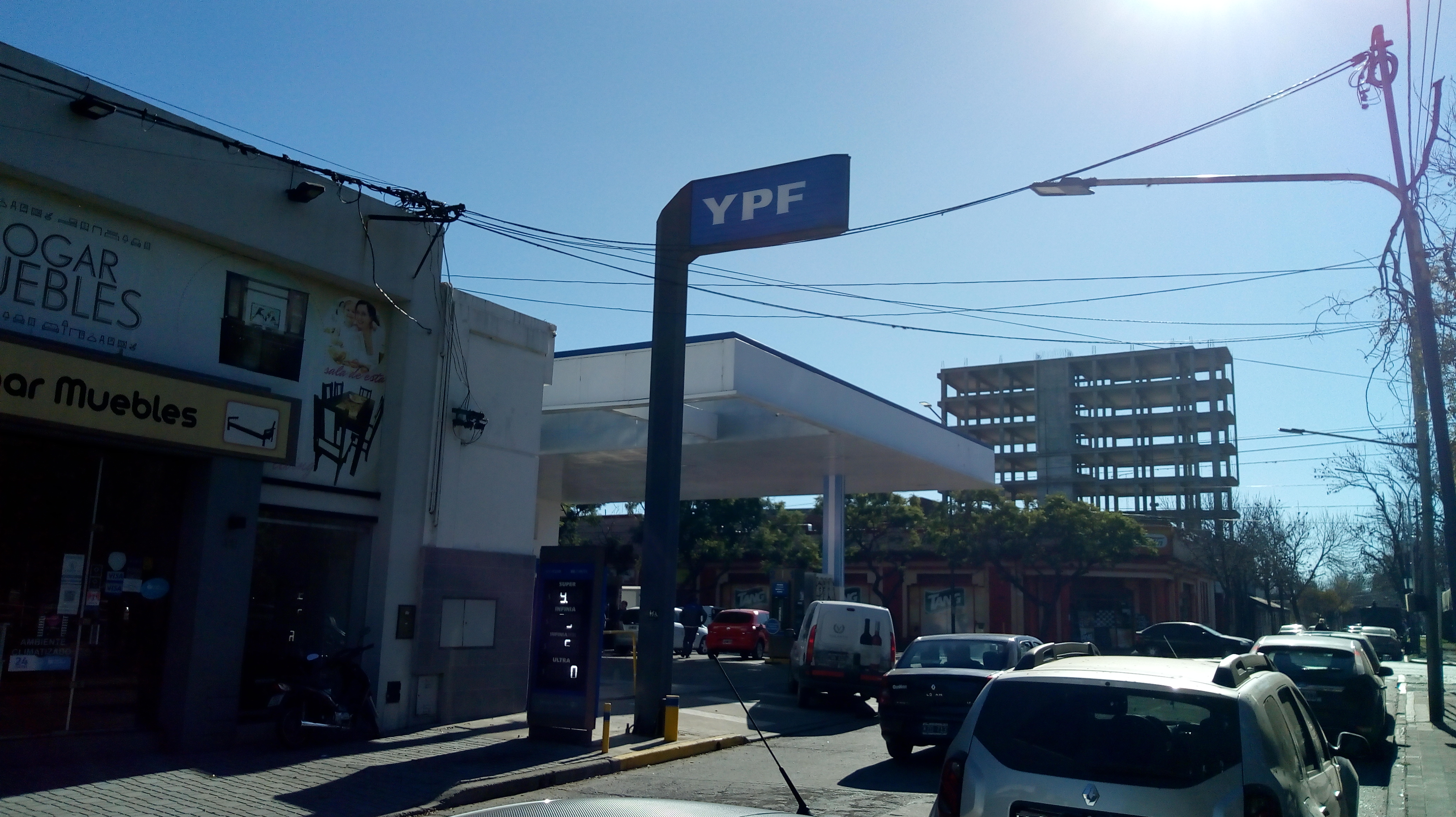 Las naftas aumentaron nuevamente y ya superan los 33 pesos en las estaciones de servicio de la ciudad. El acumulado en lo que va del año es del 18 % y se espera que en julio suba un 3 % más.