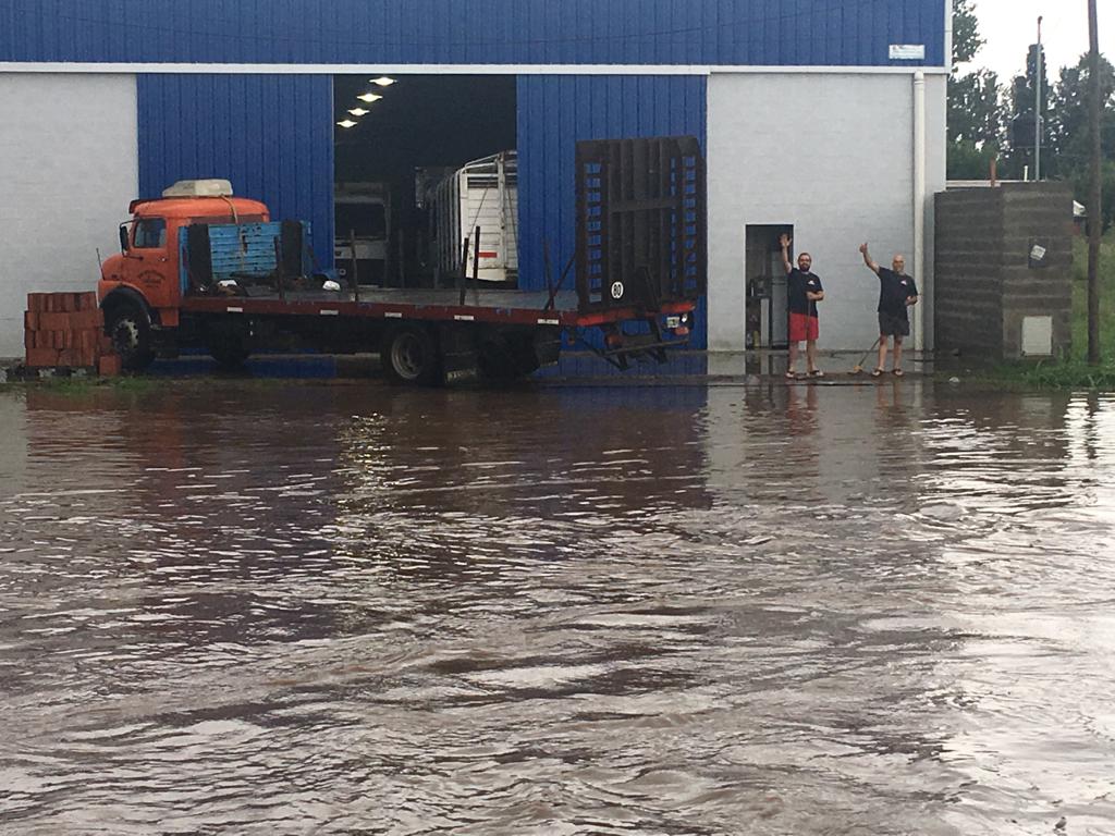 En la madrugada del miércoles 30 de enero se desató una tormenta en Pergamino que provocó la crecida del arroyo, dejó barrios bajo el agua y el anegamiento temporario de calles. La situación, según los organismos oficiales, está controlada.