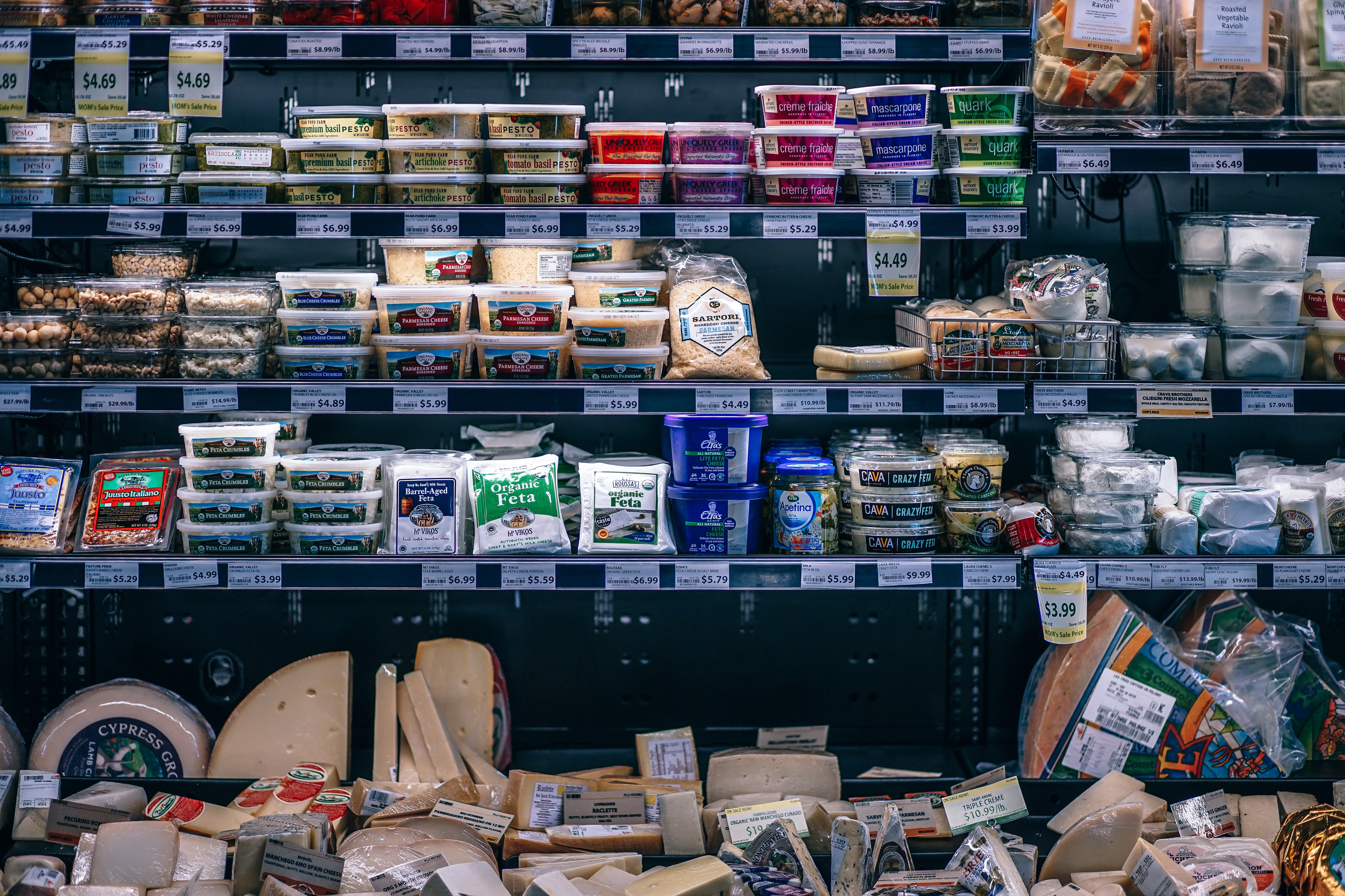 Es una medida que está ampliamente inspirada en el caso de Chile, uno de los países de la región con más obesos y ciudadanos con sobrepeso. En el vecino país los alimentos que contienen altas cantidades de sodio, o azúcares, así como grasas saturadas, tienen una etiqueta muy visible en color negro que aclara que ese producto contiene más de lo permitido de esos productos.