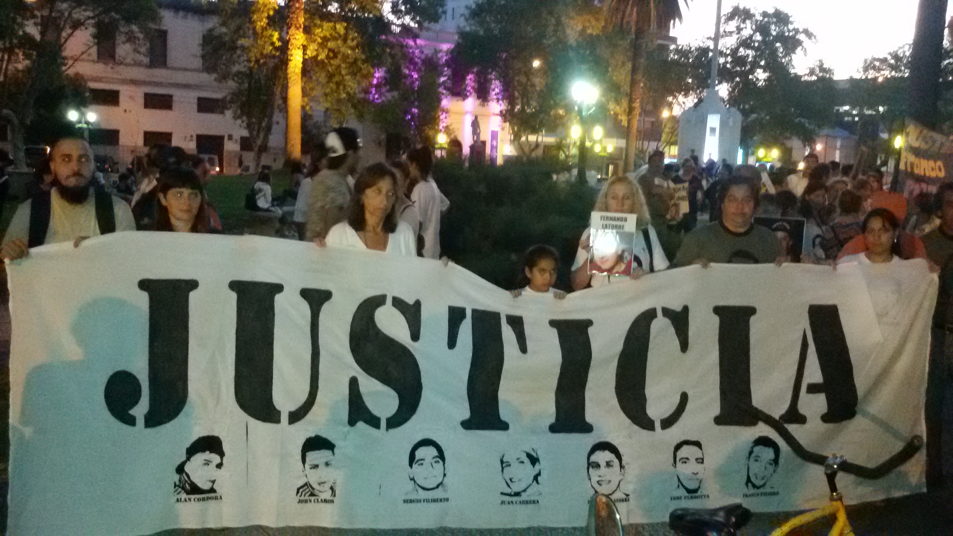 El último domingo se llevó a cabo la cuarta marcha “Justicia por los 7”, pero esta vez con una noticia que entristece a los familiares de los fallecidos. El juez César Solazzi les otorgó la prisión domiciliaria a los cinco policías detenidos.