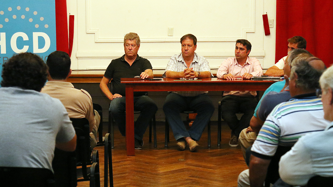 El jueves 15 de diciembre se llevó a cabo en el Salón Luis Sued del HCD la última reunión del Consejo Asesor Agropecuario del 2016, que contó con la presencia del presidente del Consejo José Apesteguia; el subsecretario de Asuntos Rurales Aníbal Figueiras; el secretario de Seguridad Karim Dib; el director de Asuntos Rurales Luciano Santesmases; el fiscal Nelson Mastorchio; representantes de la Policía Rural y policías de los destacamentos de las distintas localidades; representantes de los Consorcios Rurales y Delegados Municipales.
