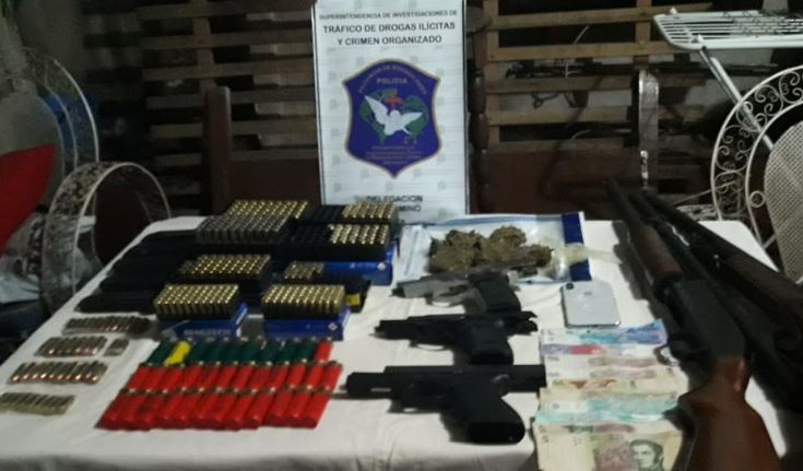 En horas de la tarde del jueves 29 de noviembre, el personal de la Delegación de Drogas Ilícitas y Crimen Organizado de Pergamino juntamente con personal de la Jefatura Departamental y Comisaría Primera Pergamino, irrumpieron en un domicilio de calle Mitre al 1200 con el objeto de llevar a cabo un allanamiento en una investigación por comercio de drogas.