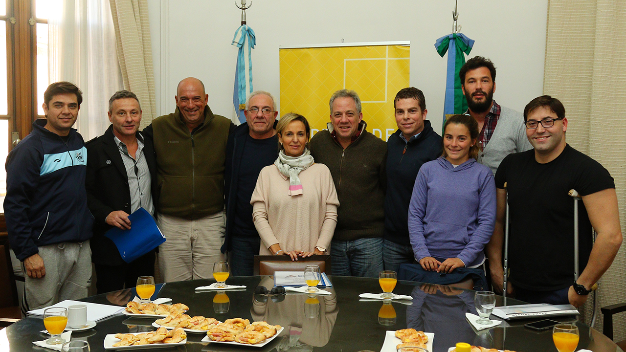 Días atrás, el subsecretario de Deportes del Partido de Pergamino Agustín Buscaglia, recibió en el Salón Oval del Palacio Municipal al coordinador nacional de Iniciación de Escuelas Deportivas Carlos Moccaggata; el director provincial de Deporte Federado José “Chucho” Acasuso; el director provincial de Desarrollo Deportivo Alejandro De la Rua, y Roxana Pérez representando a Nación.