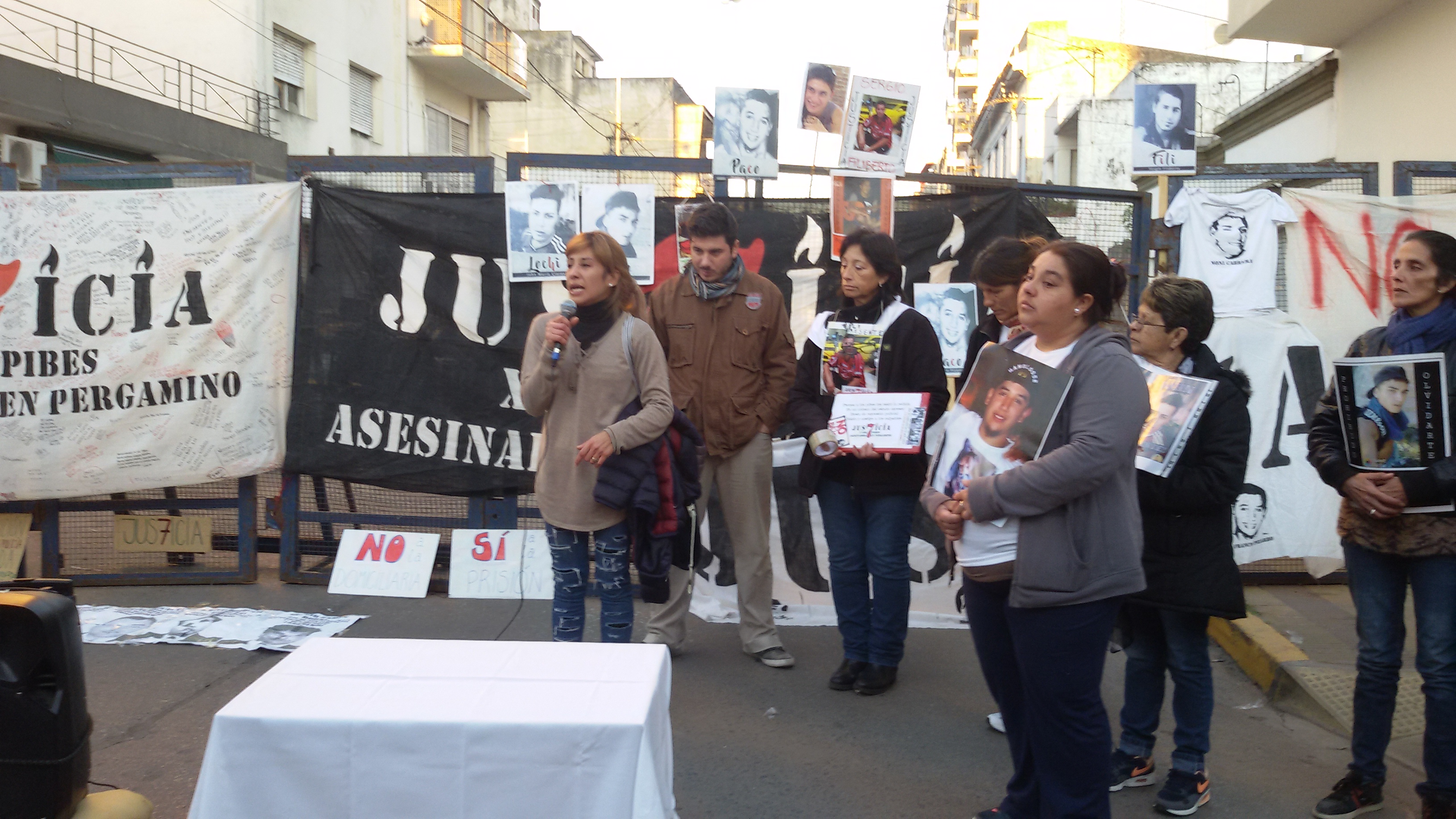 Al cumplirse el quinto mes del trágico incendio en la Comisaría Primera, los familiares de los fallecidos se reunieron en la intersección de Dorrego y Merced con la propuesta de una radio abierta y, por supuesto, hacer visible sus reclamos.