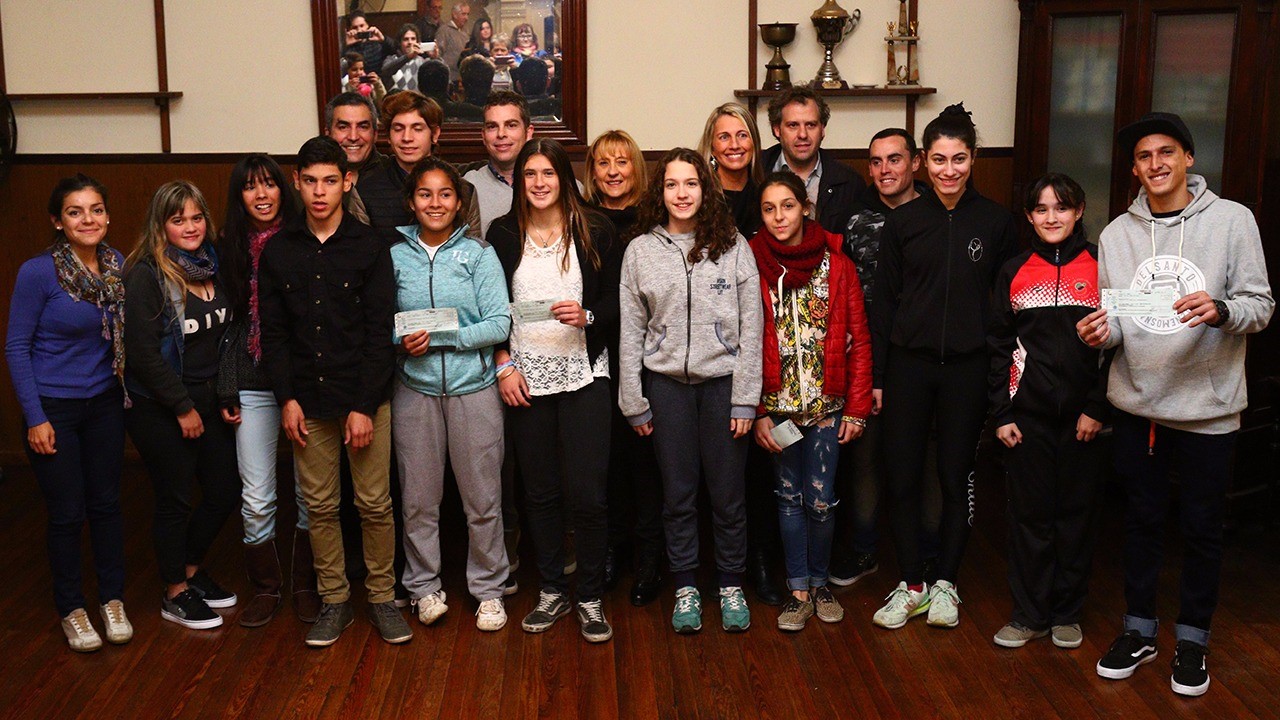 La Comisión Municipal de Salud, Deporte y Medio Ambiente entregó este miércoles las Becas Deportivas 2017 en el Club Social de Pergamino. Los becados son 14 deportistas, 10 becas locales y 4 internacionales. Se otorgó un cheque por el 50 % del total de la beca. En agosto se entregará un 25 %, y en septiembre el otro 25 % restante.