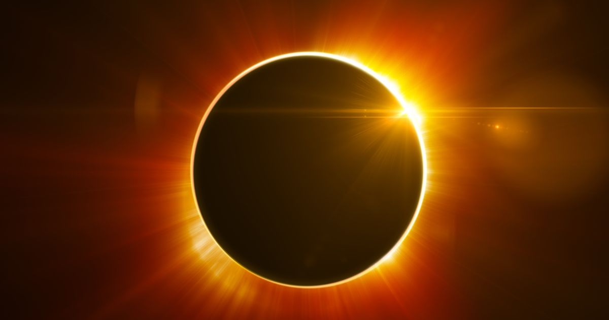 Este martes 2 de julio se producirá un eclipse solar que comenzará por el océano Pacífico, entrará en Chile, cruzará Argentina y Uruguay y finalizará en el punto sur de la desembocadura del Río de la Plata. Ciertas localidades privilegiadas podrán ver el eclipse de manera total, las cuales se encuentran en la franja que recorre, de oeste a este, el centro de la provincia de San Juan, sur de La Rioja, norte de San Luis, centro de Córdoba, sur de Santa Fe y norte de Buenos Aires.