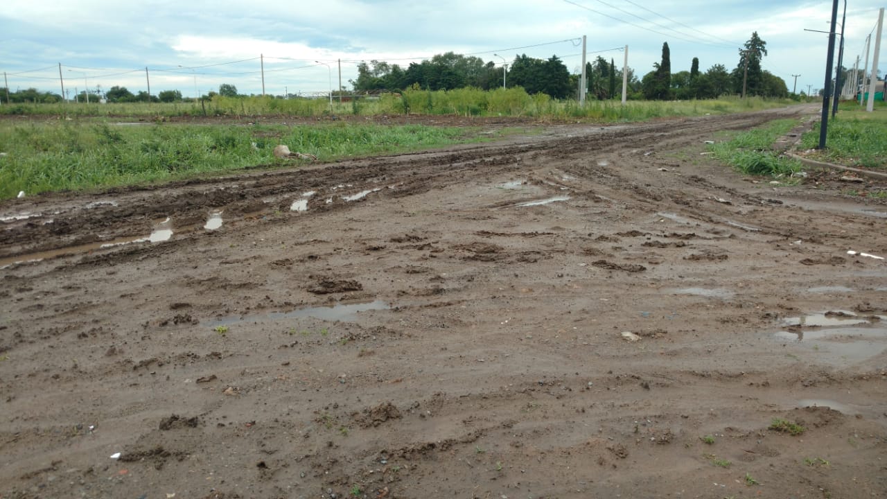Los vecinos del barrio 148 viviendas, ex Luz y Fuerza, ven complicado el acceso a sus casas después de la última tormenta. Los trabajos que aún faltan en la zona son un reclamo recurrente.
