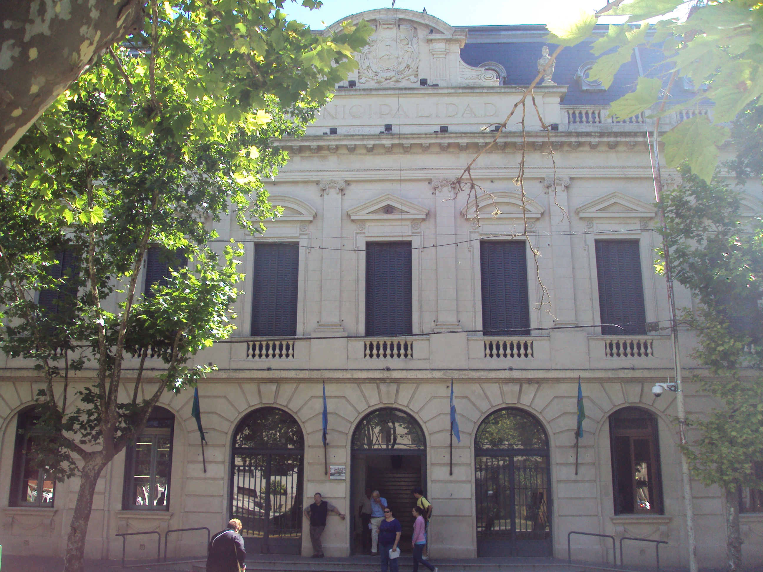 Las paritarias municipales cerraron por decreto a pesar del malestar de los integrantes de ATE. La oferta fue de un 15 % en febrero con el próximo presupuesto y tres tramos de sumas no bonificadas. En el despacho oval, parte del Ejecutivo informó la decisión.