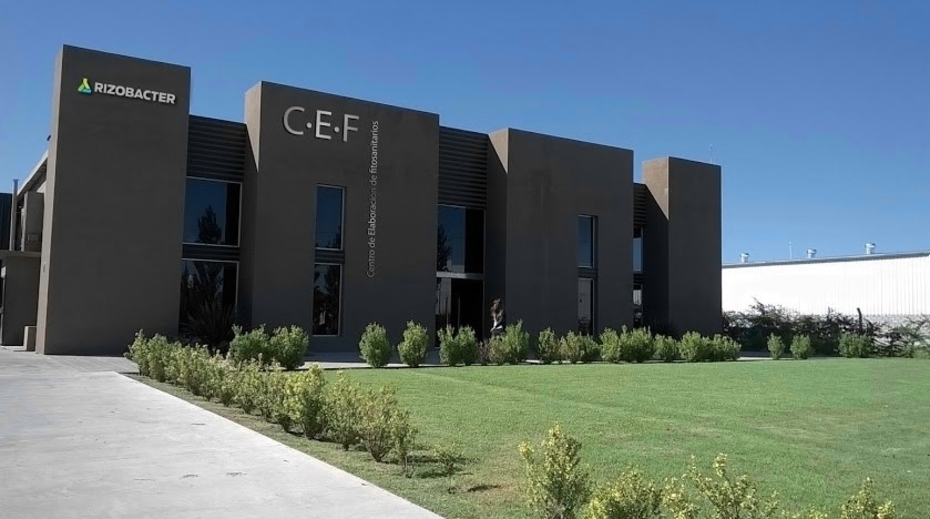 En la madrugada del sábado 6 de octubre se perpetró un robo millonario a una de las empresas del Parque Industrial. Los nueve empleados secuestrados fueron liberados en Pilar y aún se busca a los delincuentes que se fugaron con más de 40 pallets de inoculantes.