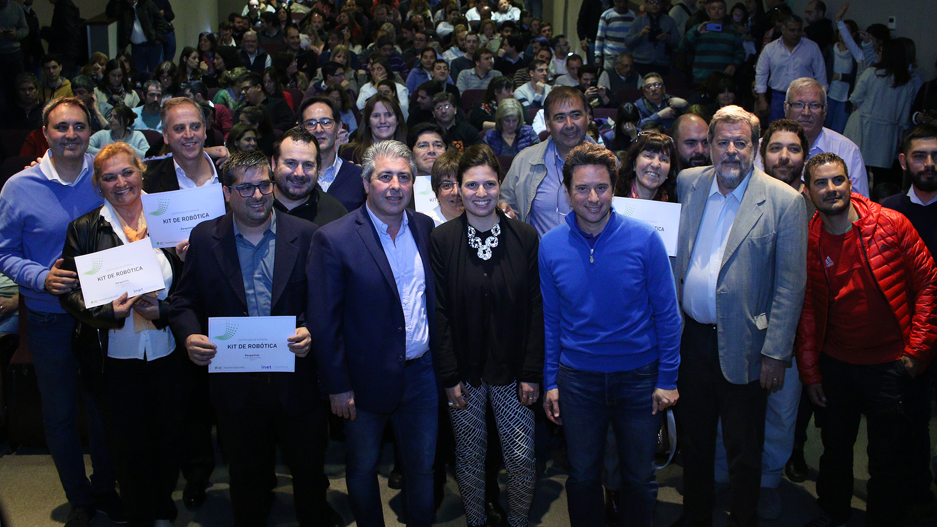 La sala del Teatro Municipal Unión Ferroviaria se colmó de personas que asistieron a la entrega de las impresoras 3D y kits de robótica a instituciones educativas del Partido de Pergamino por parte de la Dirección General de Cultura y Educación de la Provincia.