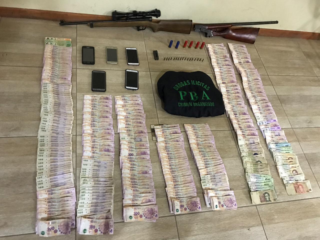 La policía de la provincia de Buenos Aires detuvo a un grupo de 14 personas que integraba una organización criminal dedicada a la venta y comercialización de estupefacientes en la zona noroeste del conurbano, en el partido de Pergamino. Entre los elementos incautados se hallan: dinero en efectivo, cocaína, marihuana y armas de fuego.