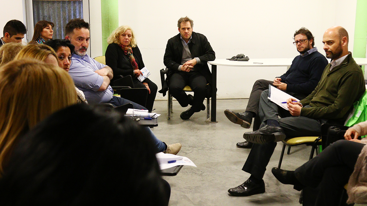 La semana pasada se realizó un taller de trabajo sobre licencias de conducir y contó con la presencia del director provincial de Licencias de Conducir, Alejandro Salesi, el director provincial de Política y Seguridad vial, Pablo Fappiano y autoridades de la Agencia Nacional de Seguridad Vial, Mariana Sapia y Victoria Eribe. También estuvieron presentes representantes de las localidades de Salto, Arrecifes, San Nicolás y Ramallo.