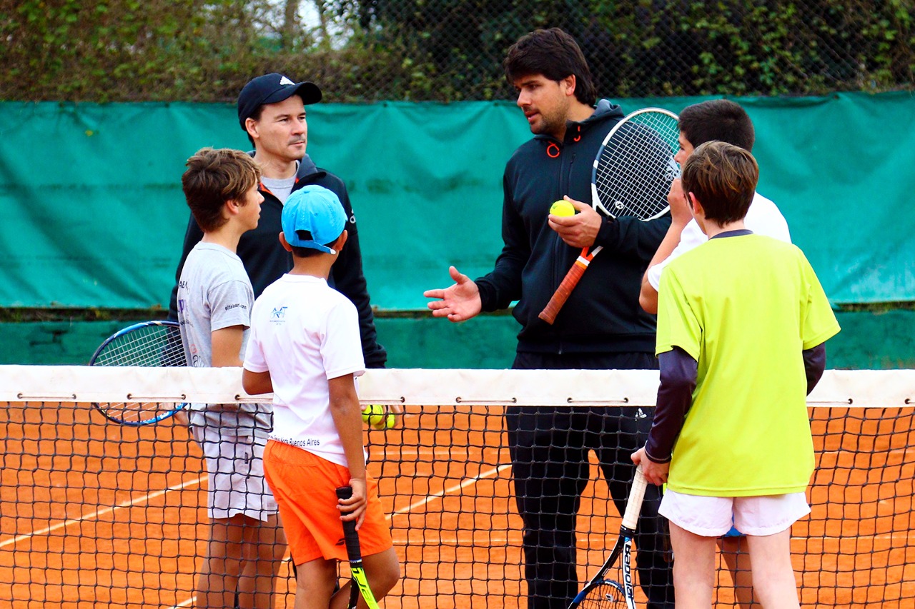 Este miércoles 9 de agosto estuvo presente en nuestra ciudad el reconocido extenista profesional Guillermo ‘Mago’ Coria, quien brindó una clínica de tenis para jugadores federados y niños que concurren a las escuelitas de tenis de nuestra ciudad.