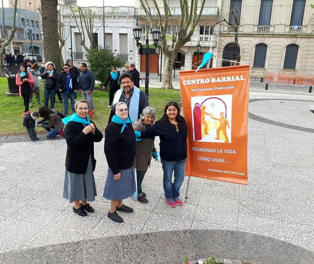 La marcha convocada por Facebook se realizó este domingo 10 de junio por la tarde en diferentes plazas del país. Vecinos de la ciudad se juntaron en Plaza Merced para decirle “Si a las dos vidas” y marcar sus posturas ante un debate que se está dando de hace dos meses.
