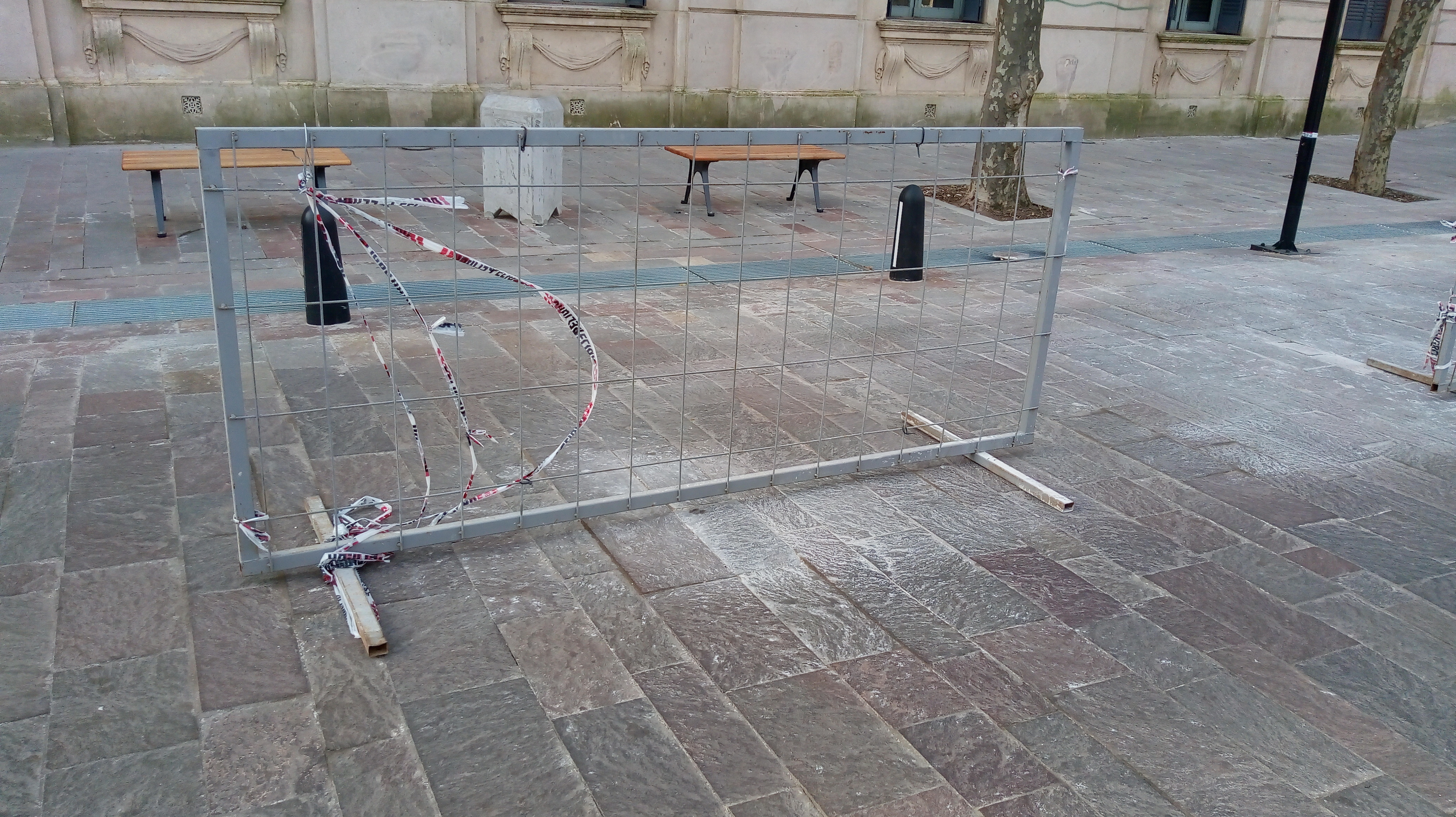 La calle fue inaugurada para el 25 de mayo, pero a menos de 15 días de los acontecimientos las primeras lajas comenzaron al romperse. El municipio comenzó con los trabajos de arreglos inmediatamente.