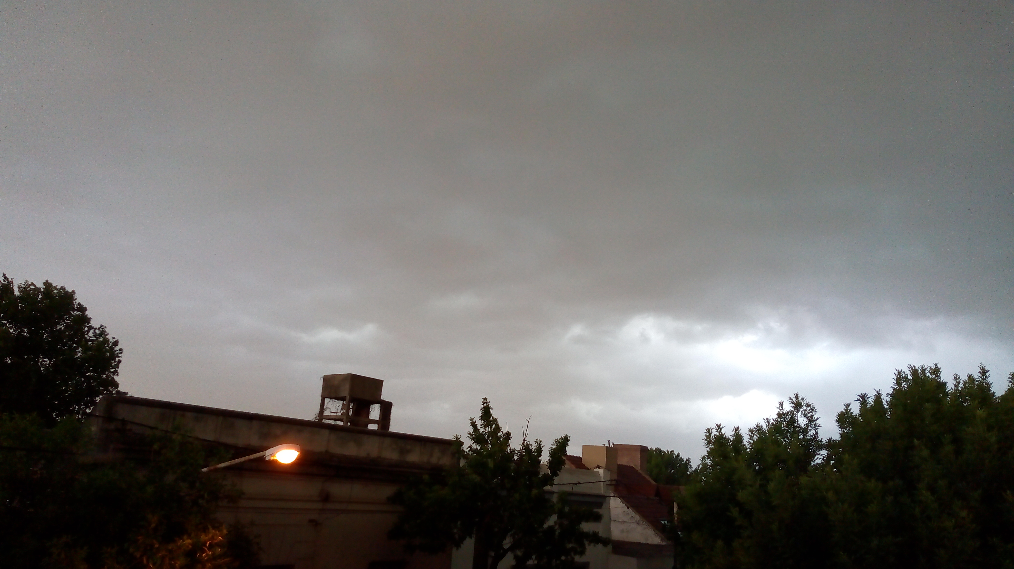 Desde el área de Defensa Civil informan un nuevo alerta meteorológico, anunciando fuertes vientos, lluvias y posible caída de granizo.