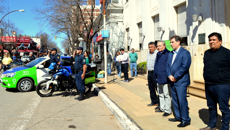 Este viernes por la tarde, se llevó a cabo frente a la Municipalidad de Salto la ceremonia de entrega de nuevas unidades móviles para la Policía Comunal, presidida por el intendente Ricardo Alessandro y el titular de la cartera de Seguridad del gobierno bonaerense, Cristian Ritondo.