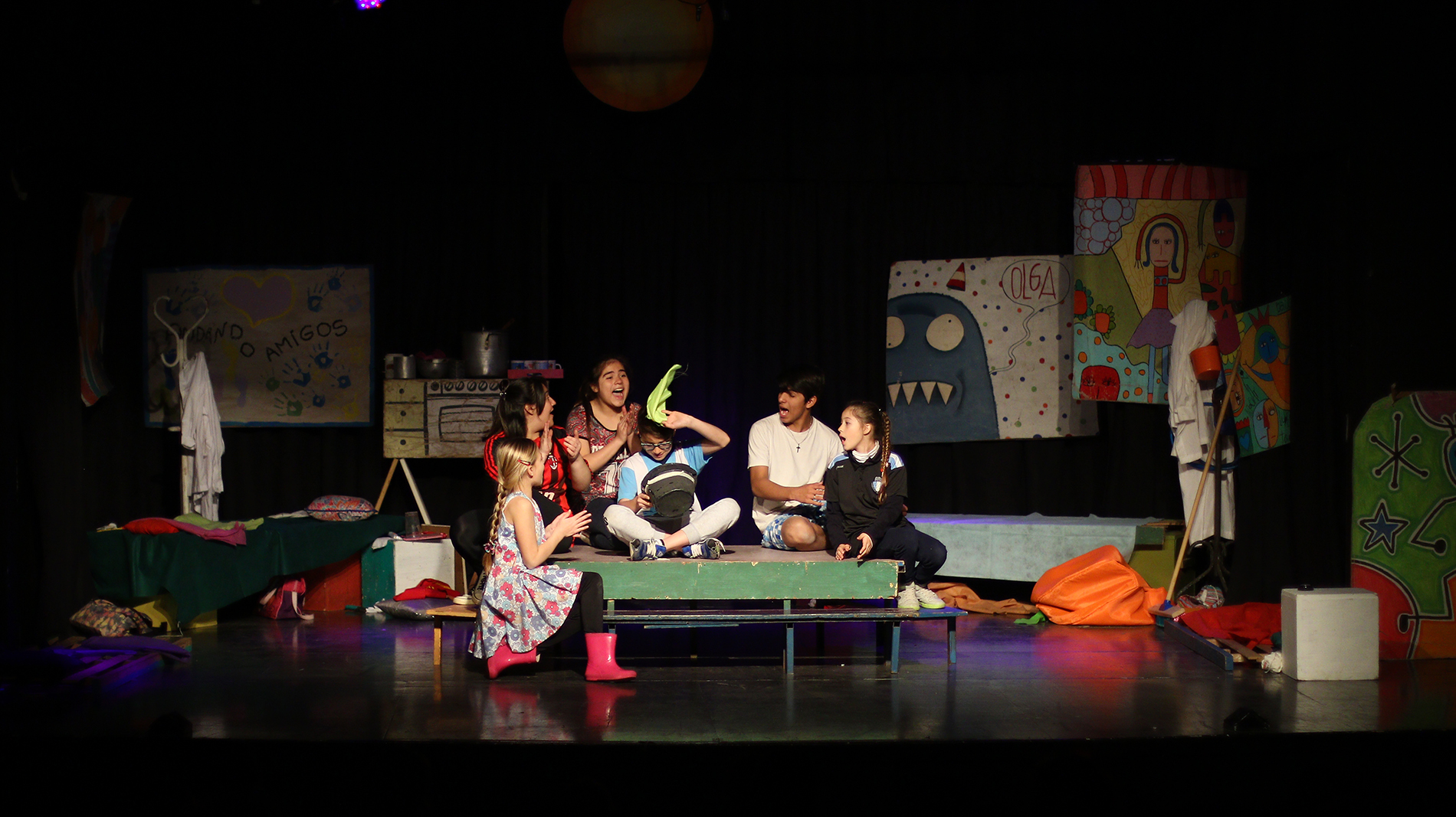En el marco del Día del Niño, Escuelas Primarias y Jardines de Infantes de Pergamino visitaron el Teatro Unión para disfrutar gratuitamente de una obra de teatro infantil. La propuesta busca democratizar el acceso a la cultura.