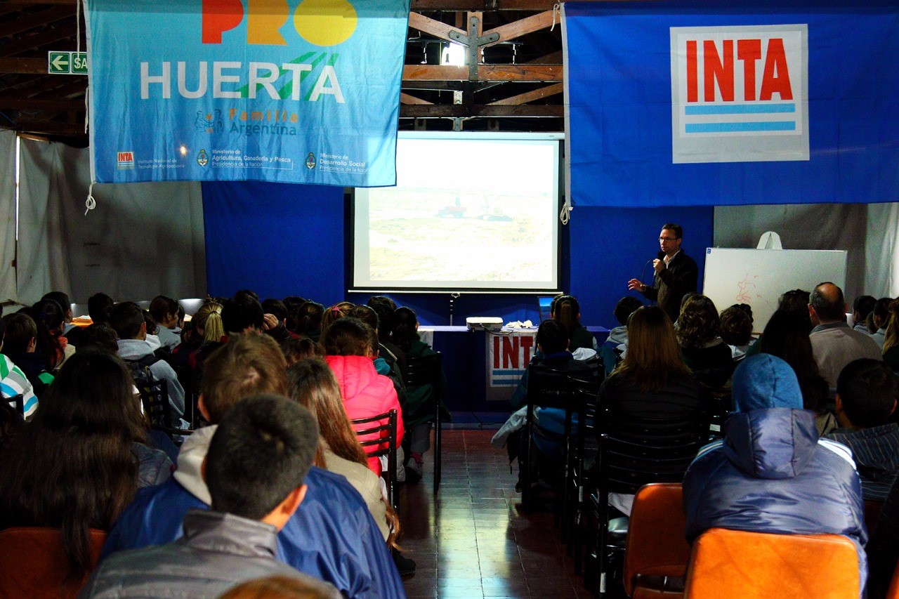Se llevaron a cabo las jornadas sobre Lombricompuesto organizado por INTA, la Municipalidad de Pergamino y la campaña Actuá en Verde. El objetivo de ambas charlas fue dar a conocer el funcionamiento de la lombricultura y comprender cuáles son sus beneficios para reducir la basura que se genera diariamente.