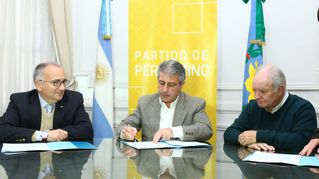 Este viernes a la mañana en el Salón Oval del Palacio Municipal, el intendente del Partido de Pergamino firmó un convenio marco de colaboración con Inta. Estuvieron presentes el director del Centro Regional Buenos Aires Norte de INTA, Hernán Trebino, y el director de la Estación Experimental Pergamino Omar Scheneiter.