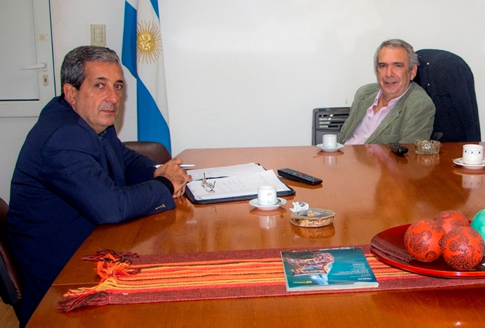 El intendente de Colón, Ricardo Casi, acompañado del contador municipal Raúl Casi y el secretario de Coordinación y Gobierno, Mauricio Coliqueo, recibió este jueves al mediodia al licenciado Walter Valle, flamante gerente de Banca Institucional del Banco de la Provincia de Buenos Aires.