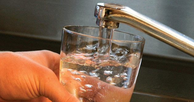 En la ciudad el agua está contaminada con 18 agrotóxicos distintos a causa de los miles de litros de químicos que los productores sojeros echan en campos linderos a escuelas y zonas urbanas.