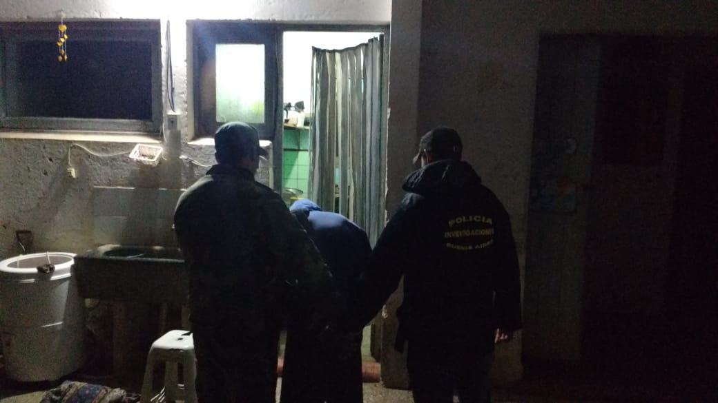Dos hombres, hermanos entre sí, fueron detenidos por la Policía de la provincia de Buenos Aires, acusados de abusar sexualmente de una menor en el partido de Pergamino. La víctima es hija de uno de uno de ellos y consecuentemente, sobrina del otro.