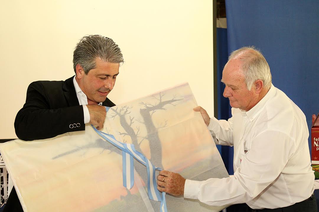 En la mañana de este martes, el intendente Javier Martínez participó del acto donde se celebró el 60º Aniversario del INTA y el 104º Aniversario de la Estación Experimental de Pergamino. Allí, entregó un obsequio a la institución que fue recibido por el director de la EEA Pergamino ingeniero agrónomo Jorge O. Scheneiter, y en su discurso destacó el crecimiento, la trayectoria y el desarrollo de esta Estación Experimental una de las más antiguas y prestigiosas del país.