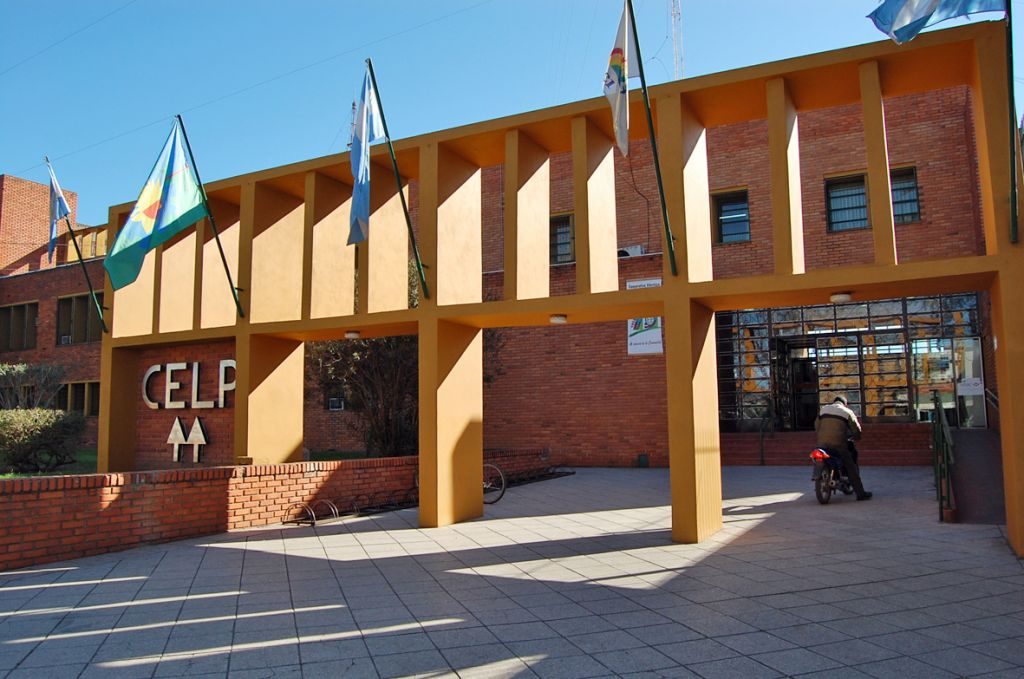 Los vecinos del Barrio Santa Julia comenzaron hace tiempo los reclamos por los casos de cáncer que hay en la zona. El número es alarmante y culpan a los transformadores de la Cooperativa Eléctrica.
