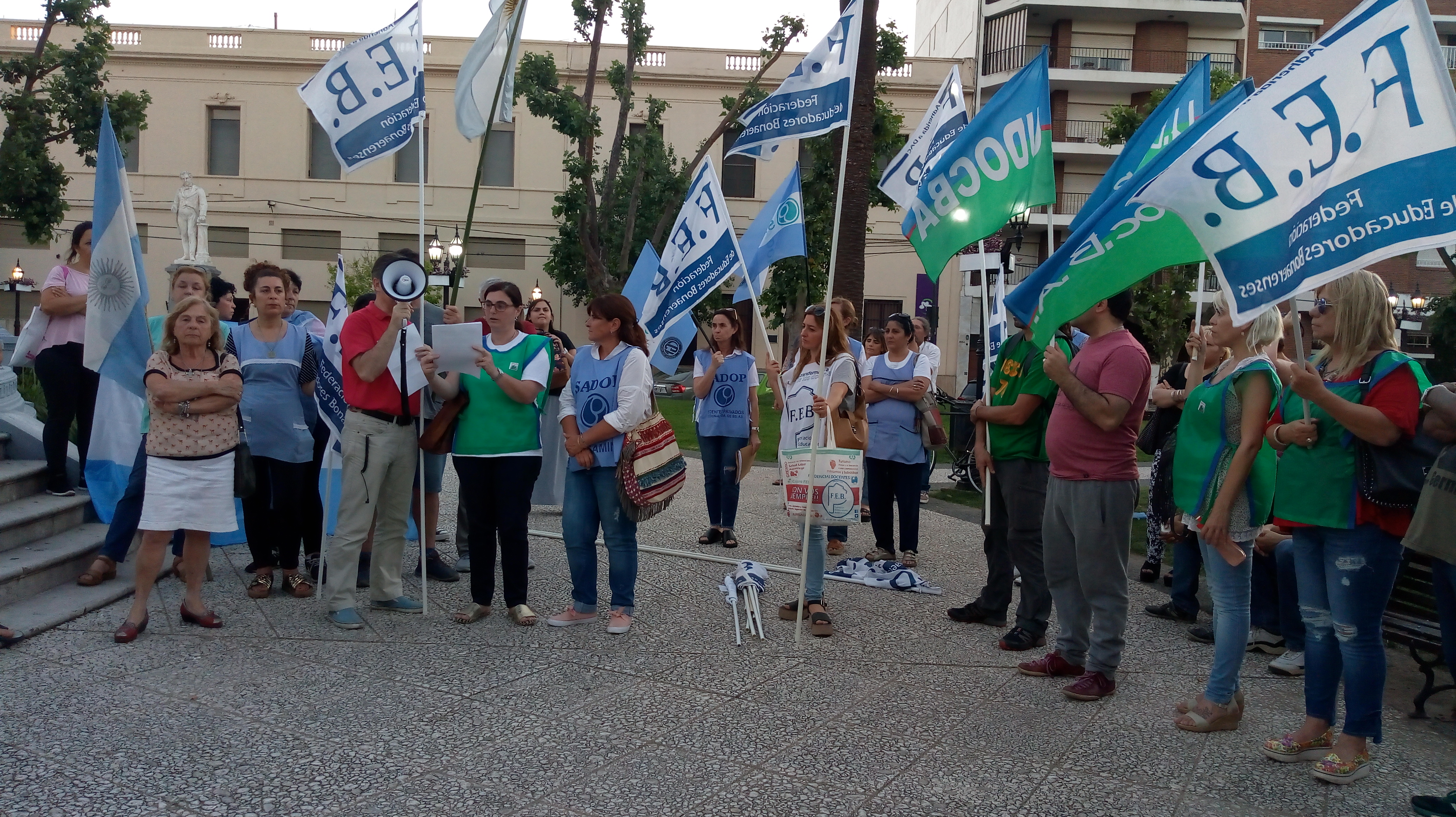 En el anochecer del miércoles 21 de noviembre, docentes de diferentes gremios se juntaron en Plaza Merced en el marco de la jornada de protesta distrital. El lema fue “la soberanía y a educación son derechos de nuestro pueblo”
