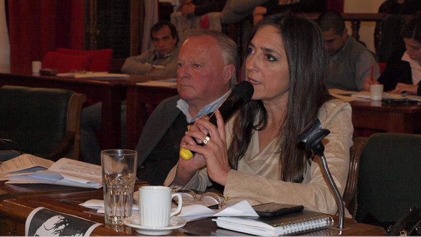 La primera sesión del año comenzó de manera polémica y contundente, los numerosos proyectos que ingresaron eran de interés para la sociedad y la convocatoria de la sociedad los puso en alerta. Marita Conti, edil de 1País, se sintió molesta por la presencia del personal policial.