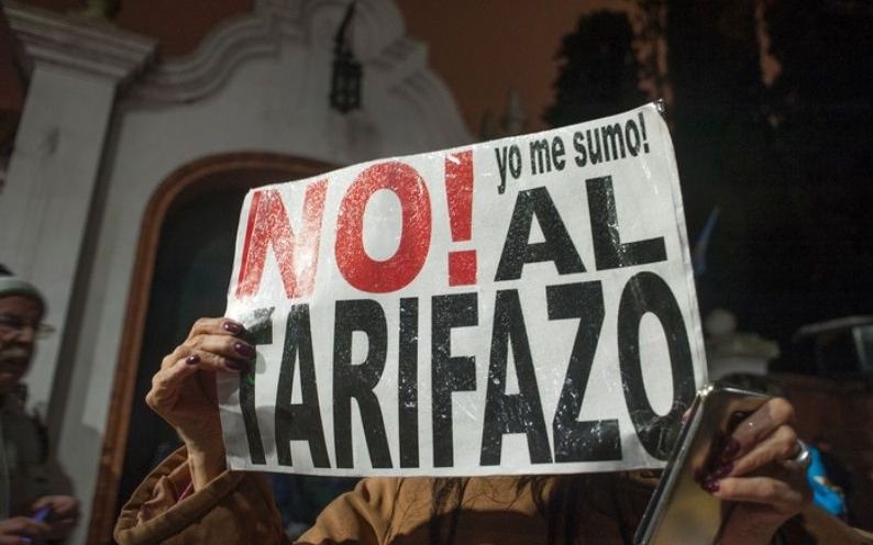 La convocatoria se realizó a través de las redes sociales para este viernes 4 de enero a las 20 horas en Plaza Merced bajo el lema “no al tarifazo”. El reclamo fue organizado a nivel nacional.