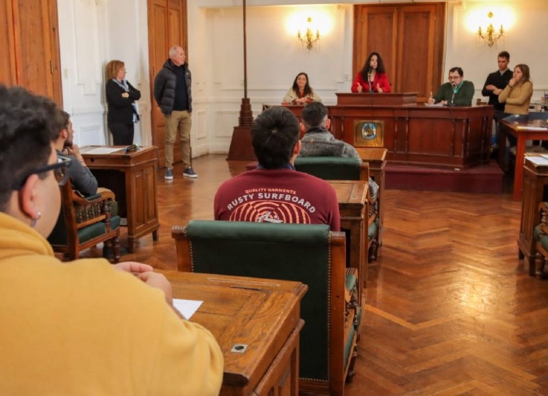 El miércoles pasado se llevó a cabo la primera sesión ordinaria del Parlamento Estudiantil, donde los alumnos presentaron y debatieron proyectos que elaboraron en jornadas anteriores.