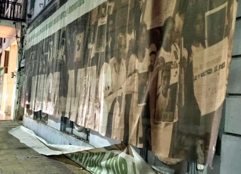 Banner tajeado en la ex Comisaría Primera.