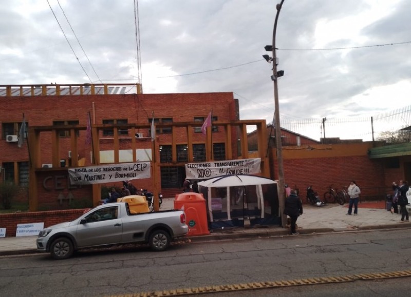 Continúa el acampe.