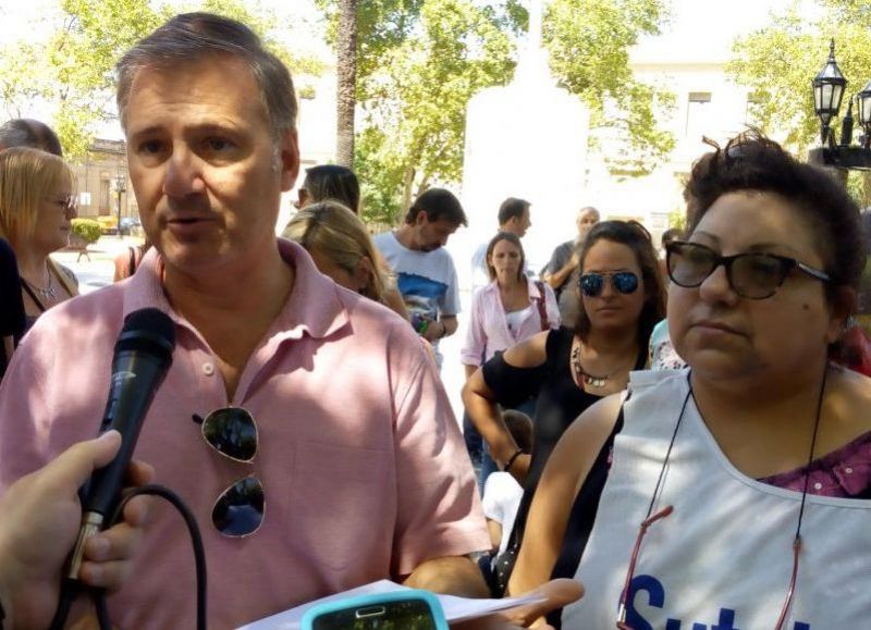 Los gremios docentes aún buscan cerrar paritarias y este miércoles 30 de mayo mantuvieron una reunión con el intendente Javier Martínez para plantearle la realidad que vive la educación en la ciudad.