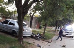 Murió joven motociclista al impactar contra un árbol