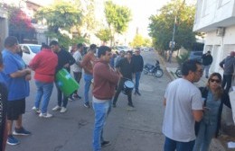 Manifestación frente a la sede de UATRE por despidos y recortes de la obra social