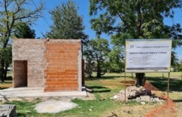 Avanza la obra de construcción de baños públicos en Parque España