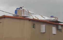 Barrio 22 de Abril: Entregaron las viviendas hace un mes y ya se volaron los techos