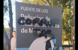 Organizaciones de derechos humanos repudian las pintadas en los carteles del Puente de los Pañuelos