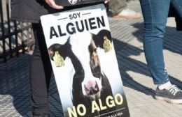 Activistas veganos protestaron en la Sociedad Rural: "Queremos que vean el sufrimiento de los animales"