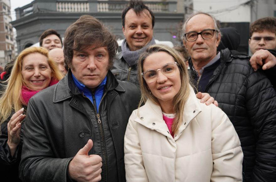 Javier Milei y Carolina Píparo.