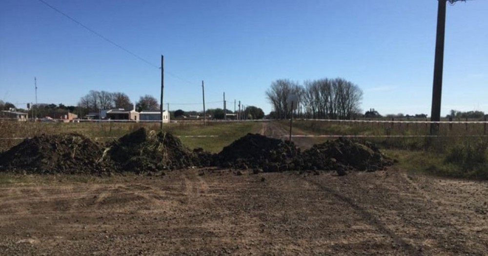 Cada acceso fue interrumpido con montículos de tierra y señalizado con cintas de peligro y carteles.